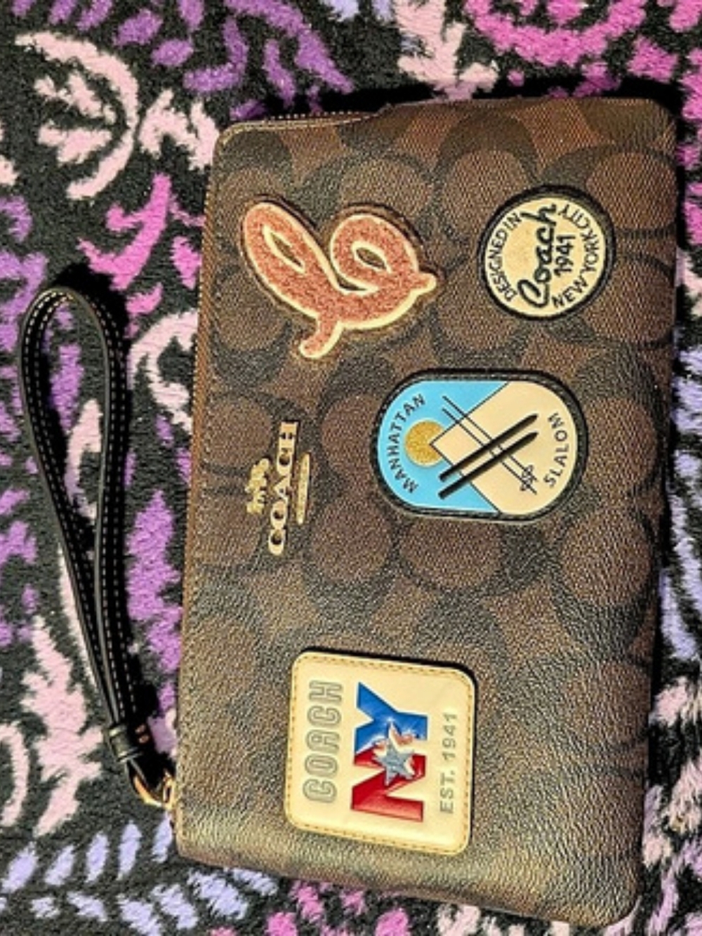 Coach Style #CF457 Large Corner Zip Wristlet In Signature Canvas W/ Ski Patches - Picture 4 of 12